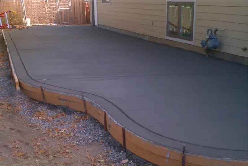 Concrete patio with curved radius edge